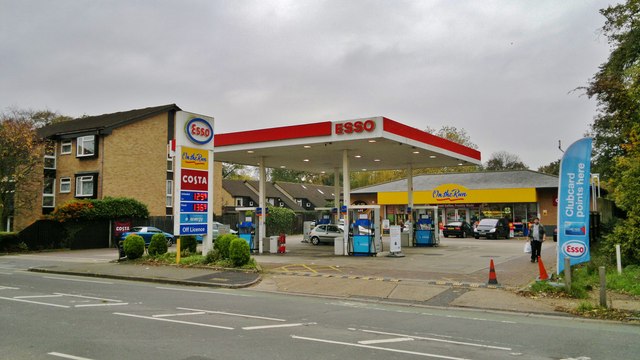 Esso Filling station, Aldersbrook Road © Chris Morgan cc-by-sa/2.0 ...