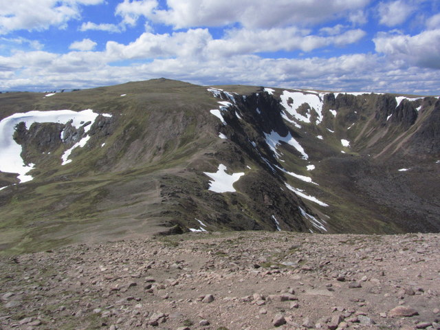 View W along ridge between Ben Avon &... © Colin Park cc-by-sa/2.0 ...