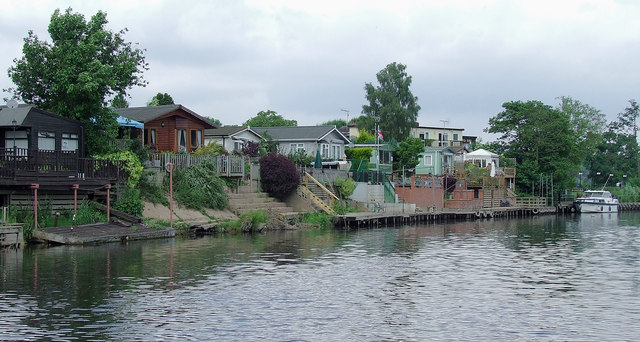 River-side homes near Shrawley, Worcestershire