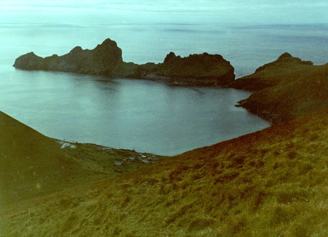 Dùn and Loch Hiort