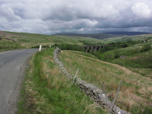 Road leading down to Dent Head Viaduct... © Colin Park cc-by-sa/2.0 ...