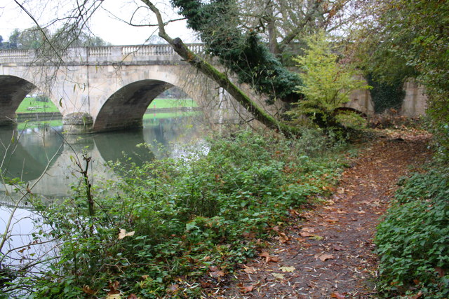 A bend in the Thames Path at Shillingford Bridge