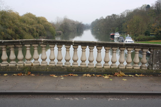 View east along The Thames from Shillingford Bridge