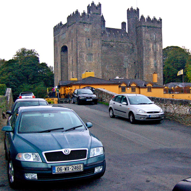 Bunratty - 15th Century Bunratty Castle & Durty Nelly's Pub