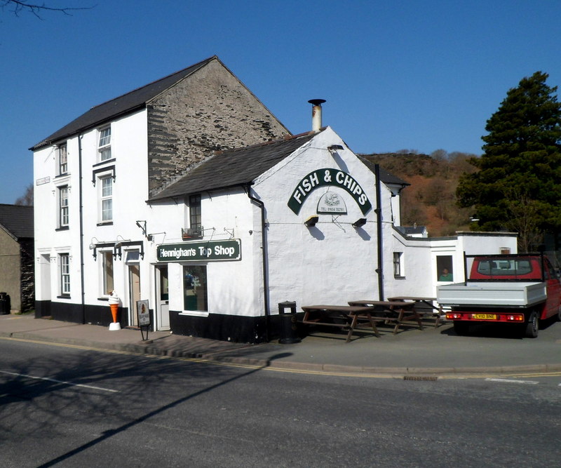 Hennighan's Top Shop, Machynlleth © Jaggery :: Geograph Britain and Ireland