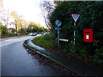 SU8149 : Junction of Heath Lane with the A287 by Shazz