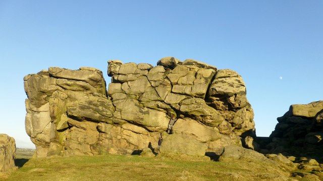 Almscliff Crag © Rude Health cc-by-sa/2.0 :: Geograph Britain and Ireland