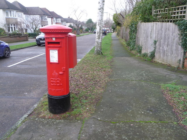 Cheam: postbox № SM2 260, Merrow Road