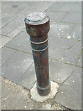 SU7173 : Foggy Reading – cast iron bollard, Hosier Street by Robin Stott