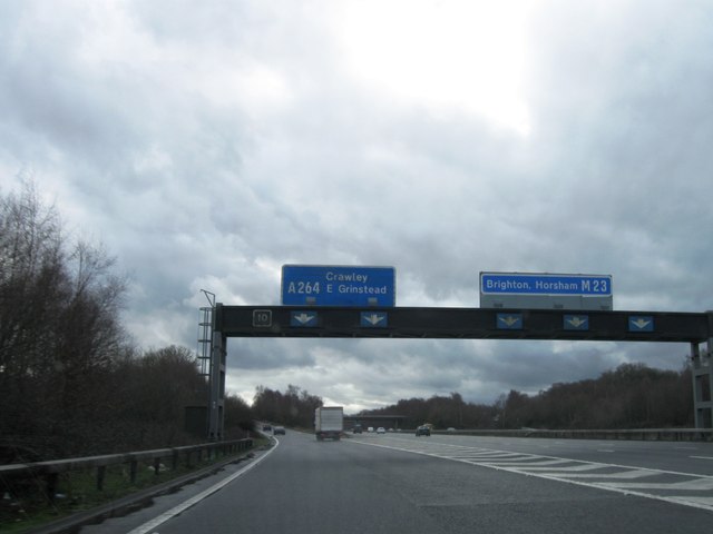 Junction 10, M23 Southbound © Alex Mcgregor Cc-by-sa 2.0 :: Geograph 