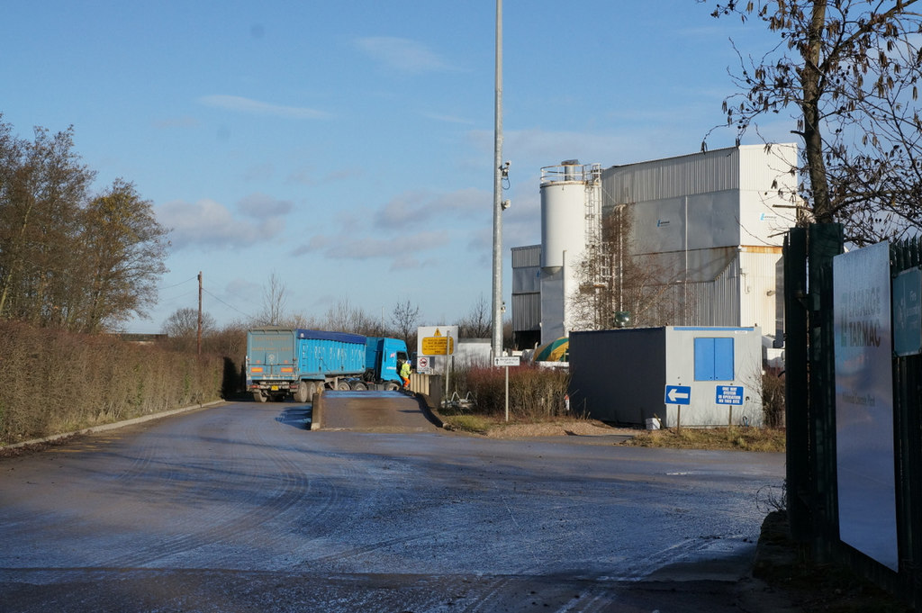 Lafarge Concrete Plant off Express Way © Ian S ccbysa/2