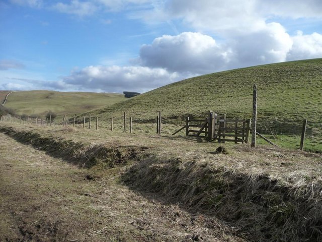 Footpath Crossing Former Railway Line © Christine Johnstone Cc-by-sa/2. ...