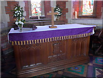 SU4918 : St Thomas, Fair Oak: altar by Basher Eyre