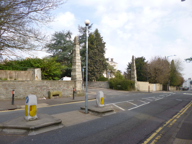 Cotham, obelisks
