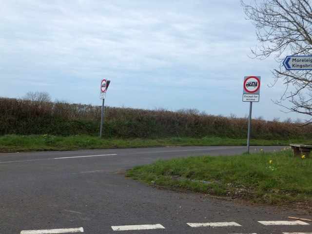 Weight restriction signs on the road to Diptford