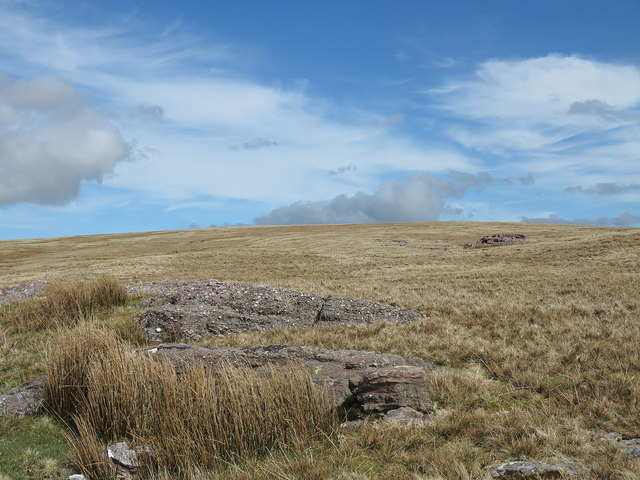 Rocks outcropping on slope of Waun Lefrith