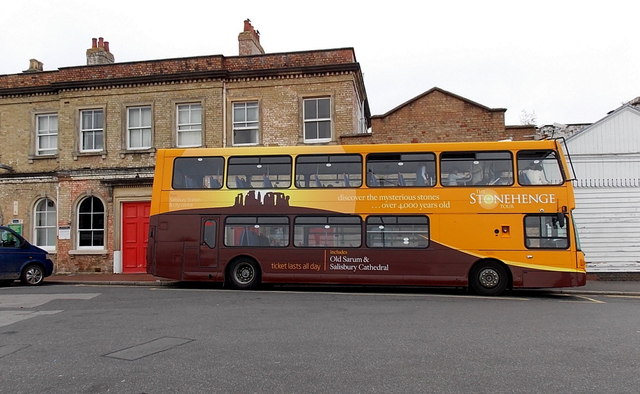 tour bus from salisbury to stonehenge