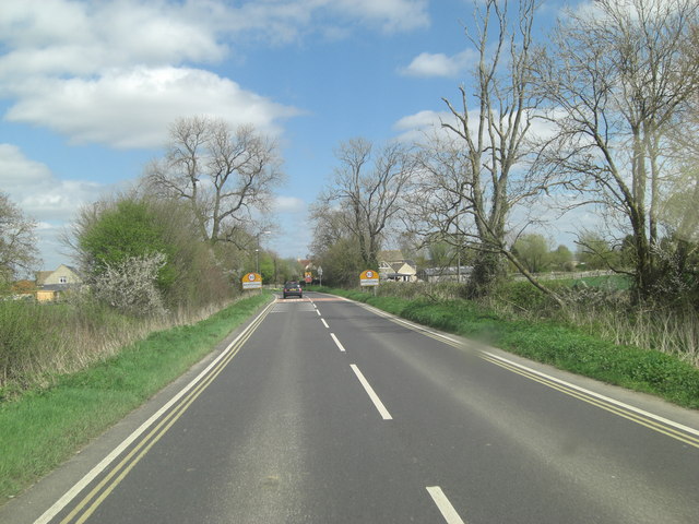 Un-named road enters Kempsford