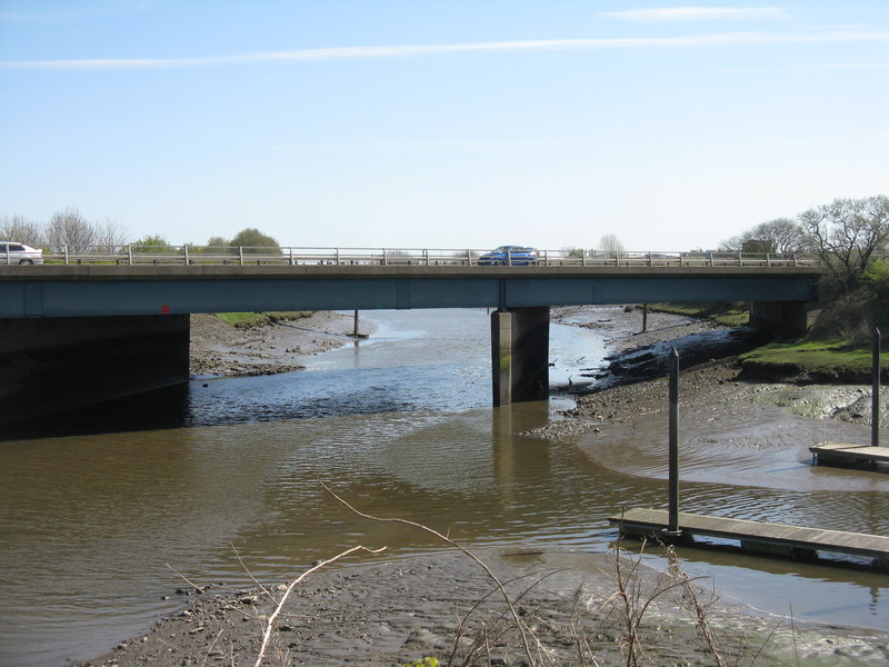 M9 bridge over the River Carron © M J Richardson cc-by-sa/2.0 ...