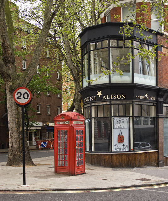 Shop and K2 telephone box, Rosebery Avenue