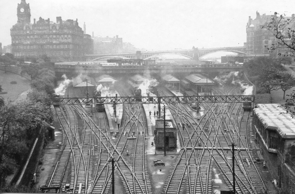 edinburgh-waverley-station-1957-ben-brooksbank-cc-by-sa-2-0