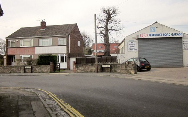 Houses And Garage Shirehampton C Derek Harper Cc By Sa 2 0