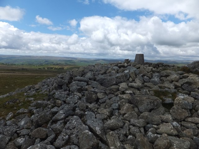 Cairn and trig pillar on Rippon Tor