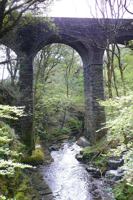 Afon Cynfal o dan traphont hen rheilffordd / Afon Cynfal underneath an old railway viaduct