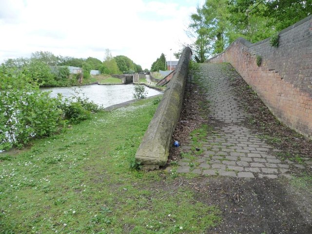 Towpath bridge over the former Stockport Branch