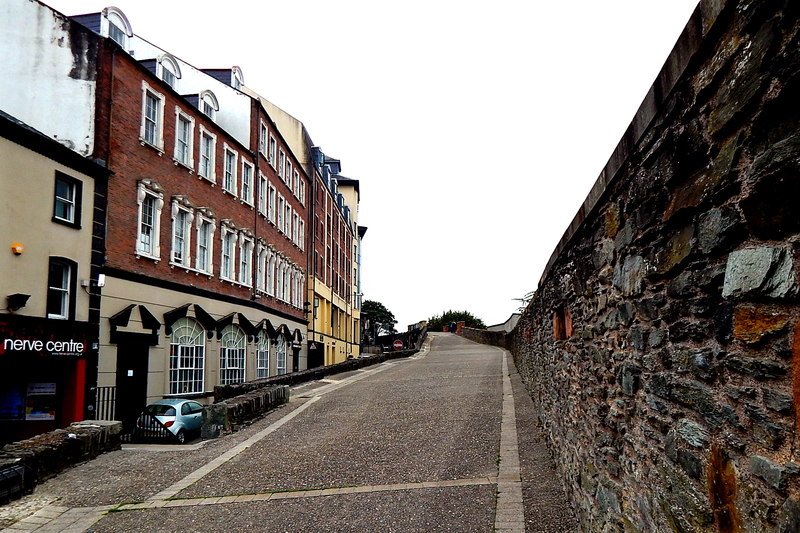 derry-medieval-walled-city-nerve-suzanne-mischyshyn-cc-by-sa-2