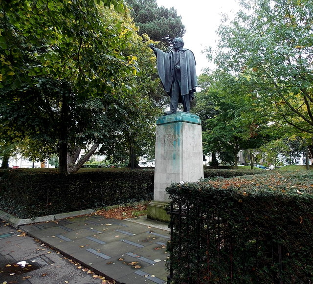 Lloyd George statue in Cardiff Civic Centre