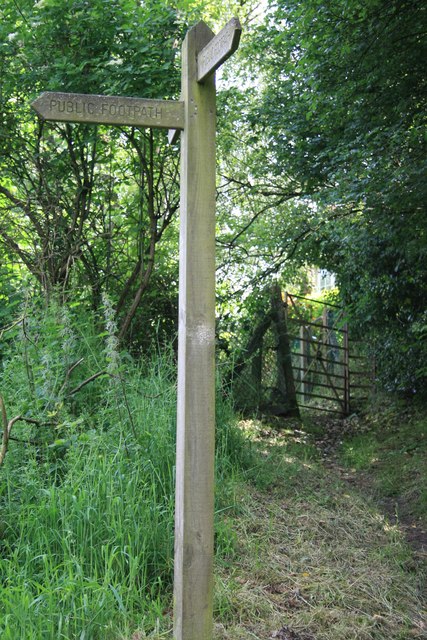 Footpath guidepost and kissing gate