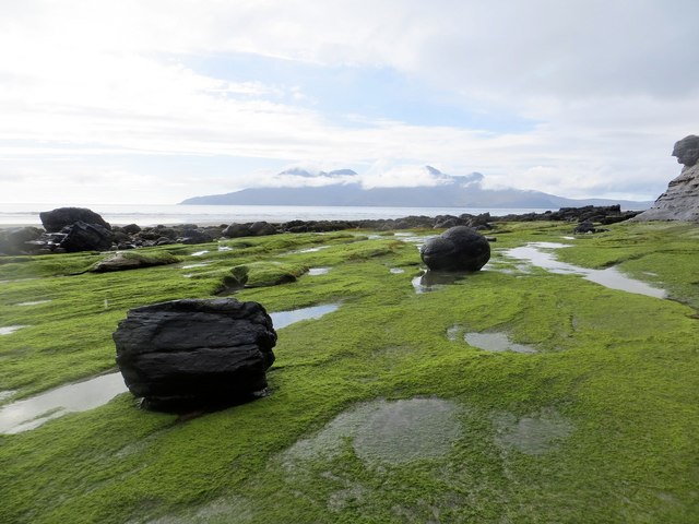 Sandstone boulders in Laig Bay