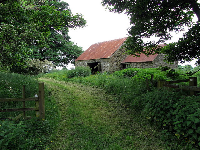 Farm buildings near Gallows Hill