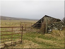 NN7469 : Ruined shed, Glen Garry by Richard Webb