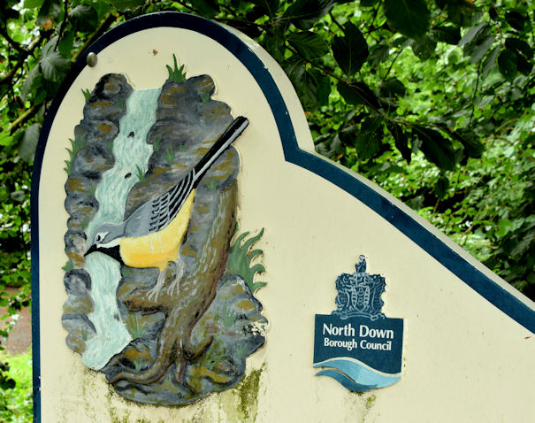 Entrance sign, Glenlyon, Holywood (June 2014)