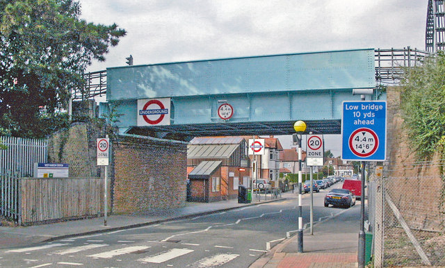 West Harrow Station, entrance