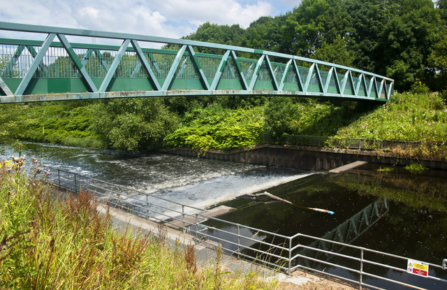 The River Mersey passes over a weir... © Ian Greig cc-by-sa/2.0 ...