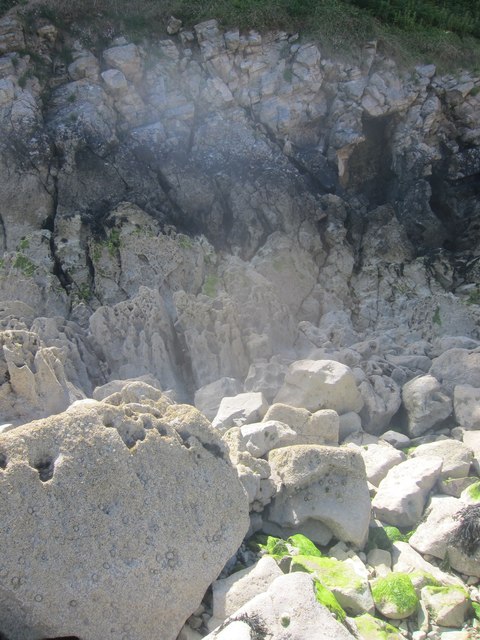 Limestone cliffs at the Southern end of Barafundle Bay