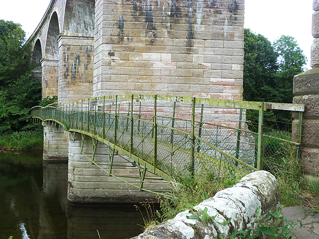 Roxburgh Viaduct and footbridge