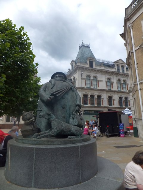 Giles Circus, Ipswich; the statue
