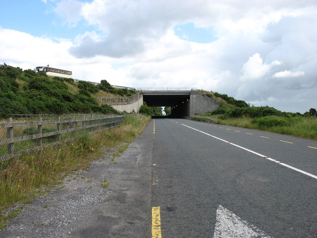 The R639 passing under the M8