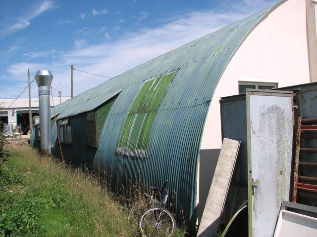 Nissen hut on the Industrial Estate at Stalland Common