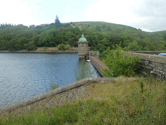 Cronfa Ddwr Penygarreg Reservoir at its dam