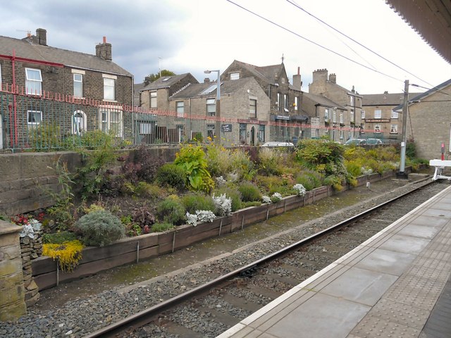 Glossop Station garden © Gerald England cc-by-sa/2.0 :: Geograph ...