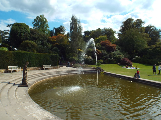 Pond and fountain, Hever Castle