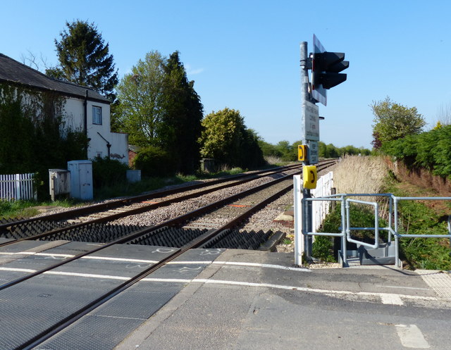 Level crossing on Cherry Holt Lane © Mat Fascione :: Geograph Britain ...