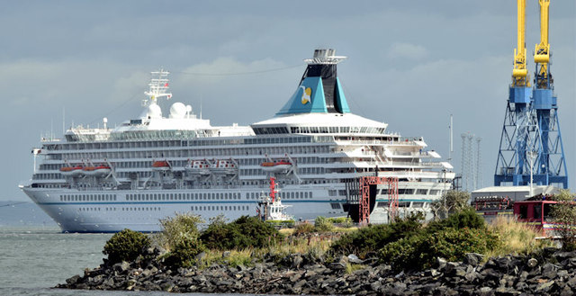 The "Artania" arriving at Belfast- August 2014(4)