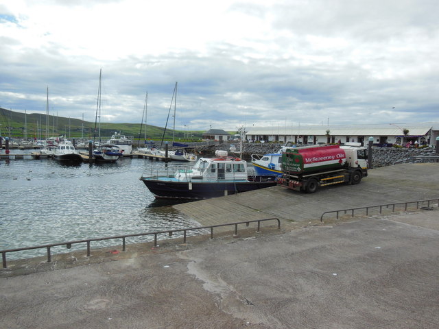 Refuelling MV Molly'O at Dingle Marina © Ian S cc-by-sa/2.0 :: Geograph ...