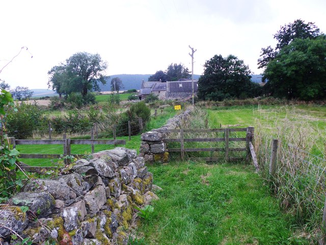 A reverse offset in line of Waulkmill pathway